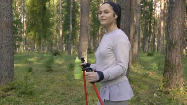 Mujer Con Bastones Trekking Relajándose Sendero Forestal — Vídeo de stock
