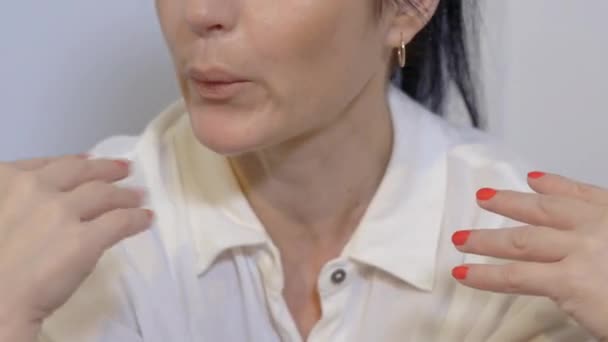 Femme Soufflant Sur Des Ongles Fraîchement Peints — Video