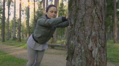 Kadınlar koşmadan önce ısınır.