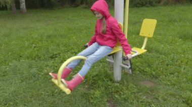 Küçük kız dışarıda spor yapıyor.