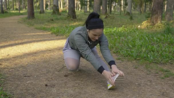 Жінка Розтягується Парку Після Бігу Спортивної Діяльності — стокове відео