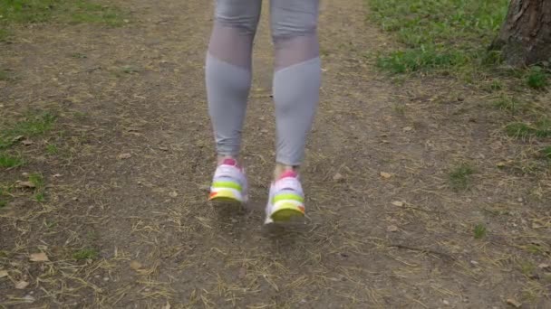 Läuferin Wärmt Beine Park Auf — Stockvideo
