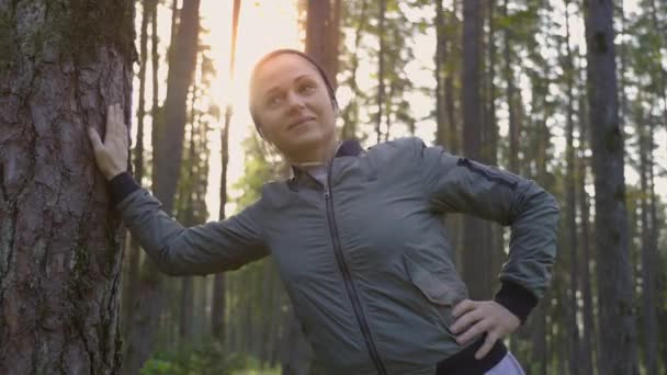 Mulher Feliz Apoiada Árvore Fazendo Exercício — Vídeo de Stock