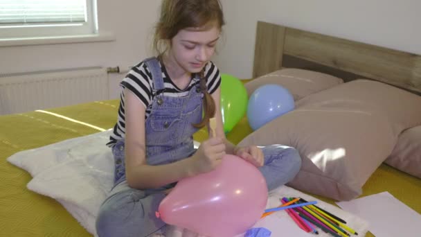 Αστείο Κοριτσάκι Τρύπησε Μπαλόνι — Αρχείο Βίντεο