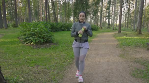 Unavená Žena Běžec Pitná Voda Cestě Parku — Stock video