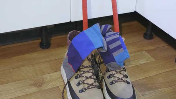 Wandelschoenen Met Sokken Wandelstokken Kamer — Stockvideo