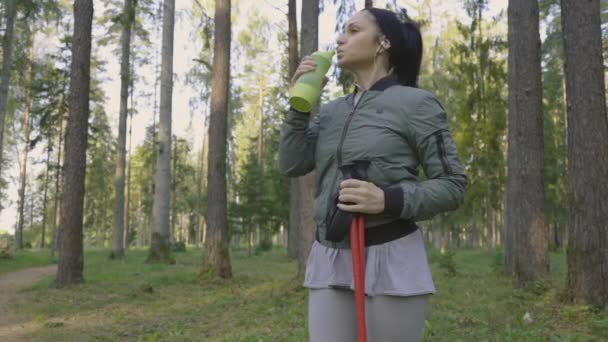 Mujer Excursionista Bebiendo Botella Agua — Vídeos de Stock