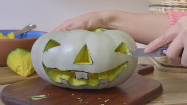 Mulher Fazendo Jack Lanterns Halloween Conceito — Vídeo de Stock