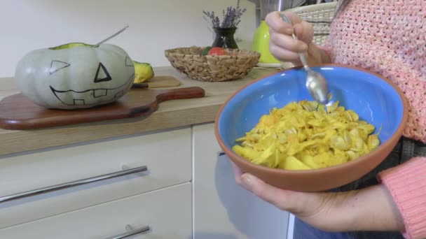 Mujer Sosteniendo Tazón Mezclando Trozos Pequeños Calabaza — Vídeos de Stock