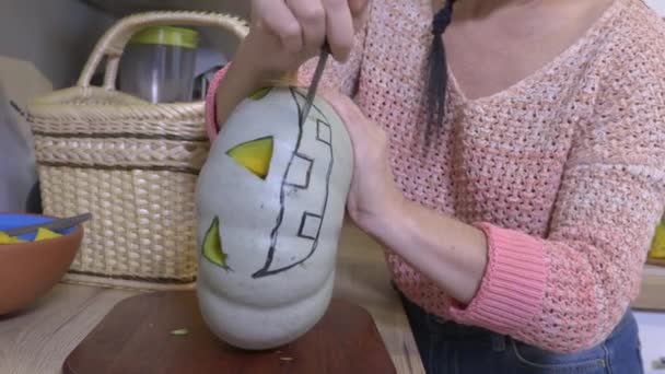 Feminino Escultura Abóbora Verde Kitchen Halloween Conceito — Vídeo de Stock