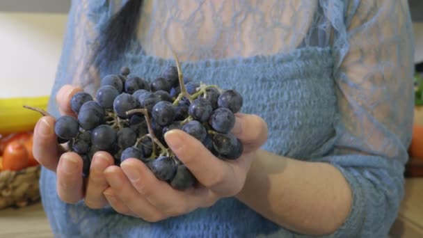 Женщина Держит Гроздья Винограда Руках — стоковое видео