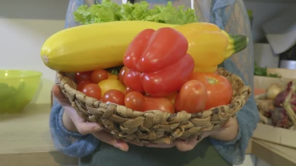 Mujer Sosteniendo Vegetales Crudos Concepto Estilo Vida Saludable — Vídeos de Stock