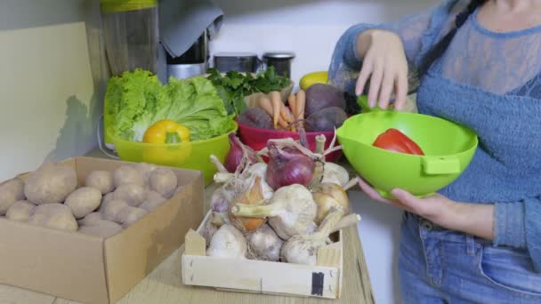 Mulher Colhendo Legumes Para Alimentos Saudáveis — Vídeo de Stock