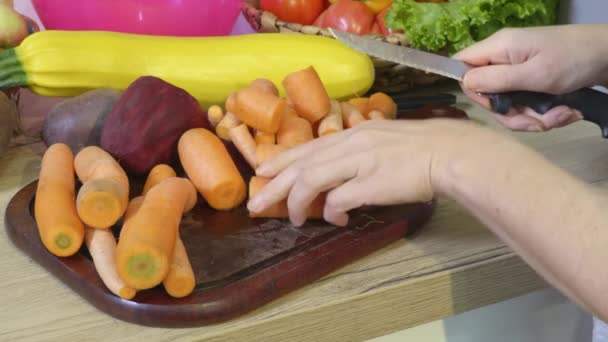 Жінка Руками Ріже Овочі Кухні — стокове відео