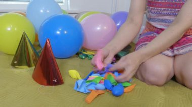 Evde renkli balonları sıralayan kadın