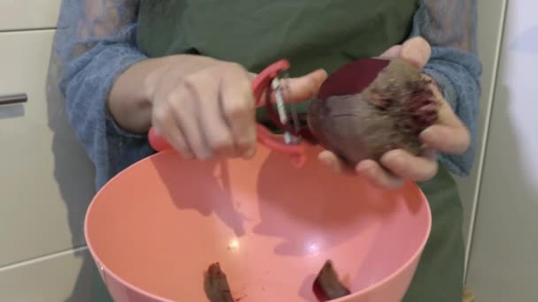 女人们在厨房剥去甜菜根 — 图库视频影像