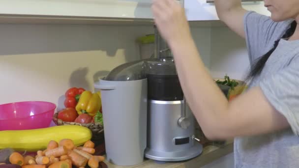 Mulher Faz Suco Legumes Máquina Espremedor — Vídeo de Stock