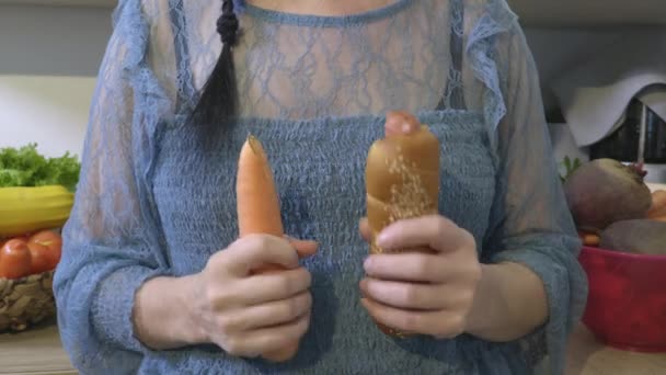 Donna Che Tiene Hot Dog Carrotta Concetto Stile Vita Sano — Video Stock