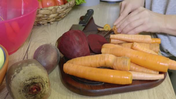 Mujer Preparando Zanahorias Para Jugo Saludable — Vídeos de Stock