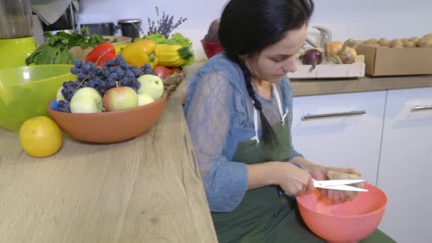 Femme Utilisant Des Ciseaux Pour Préparer Les Légumes — Video