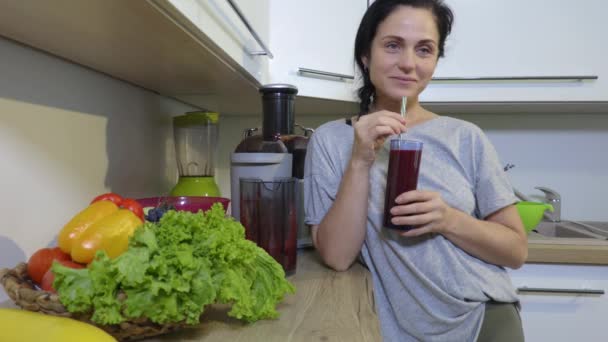 Frau Trinkt Rote Bete Saft Und Zeigt Daumen — Stockvideo
