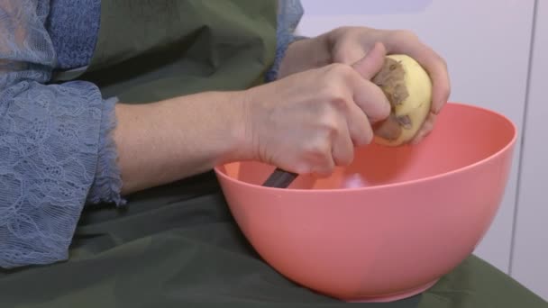 Mulher Descascando Batatas Cruas Cozinha — Vídeo de Stock