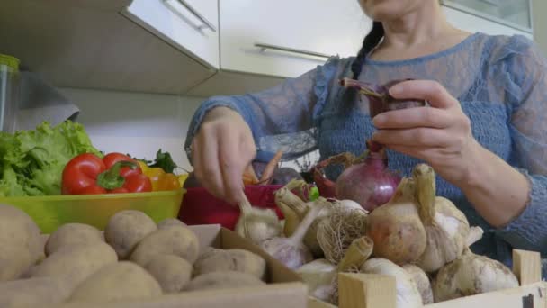 Жінка Сортує Овочі Крупним Планом — стокове відео