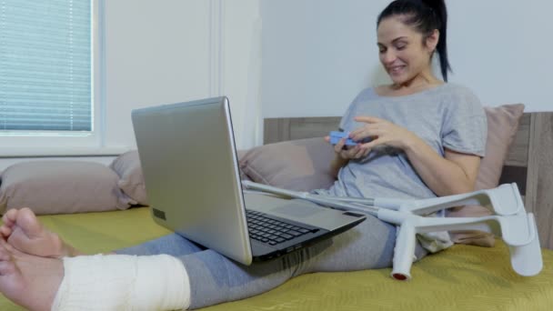 Verletzte Behinderte Frau Teilt Geschenke Durch Videoanruf Virtuelles Kommunikationskonzept — Stockvideo