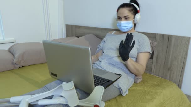 Behinderte Glückliche Frau Mit Gesichtsmaske Macht Videoanrufe — Stockvideo