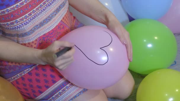 Woman Drawing Heart Shape Balloon — Stock Video