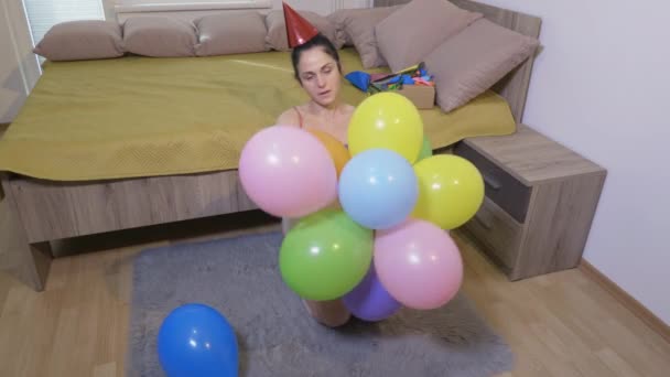Жінка Спальні Купою Барвистих Кульок — стокове відео