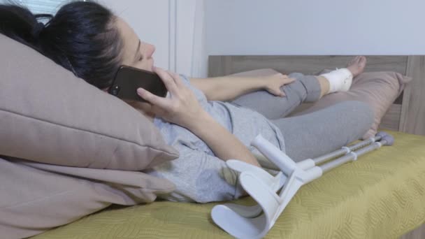 Ranna Niepełnosprawna Kobieta Leży Łóżku Korzysta Telefonu — Wideo stockowe