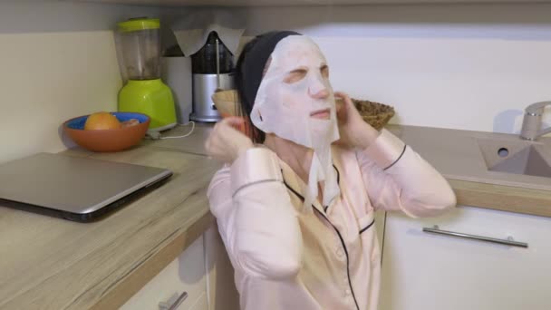 Mulher Ajustando Máscara Folha Facial — Vídeo de Stock