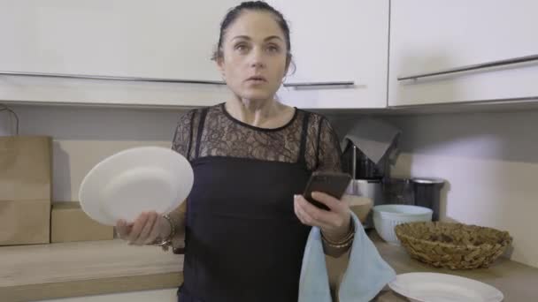 Boos Vrouw Smashing Plaat Keuken — Stockvideo