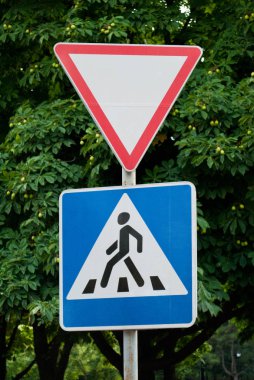 Bir arka plan ağaç, yol işaretleri vermek yol, yaya geçidi, trafik kuralları, yol işaretleri, sürüş