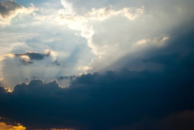 Gün batımı, güzel yaz akşam gökyüzü bulutlar batan güneşin manzara