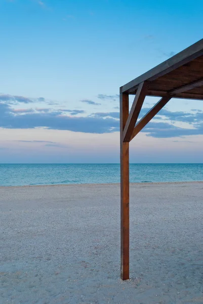 Yüksek ahşap kubbe tente arbor ıssız, sabahın erken saatlerinde, deniz kıyısında Plajı, açık mavi gökyüzü hafta sonu dinlenme şafak sakin