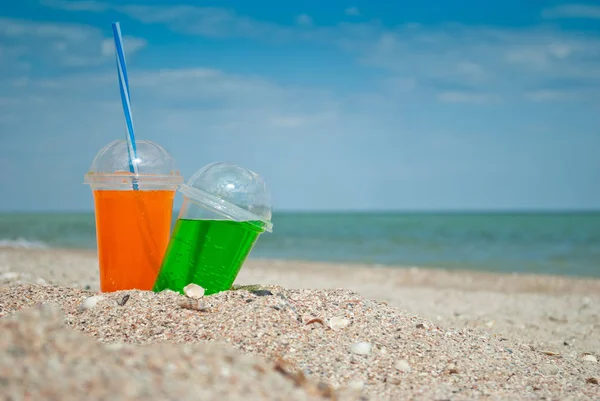 Due Cocktail Bevono Sabbia Primo Piano Sullo Sfondo Del Mare — Foto Stock