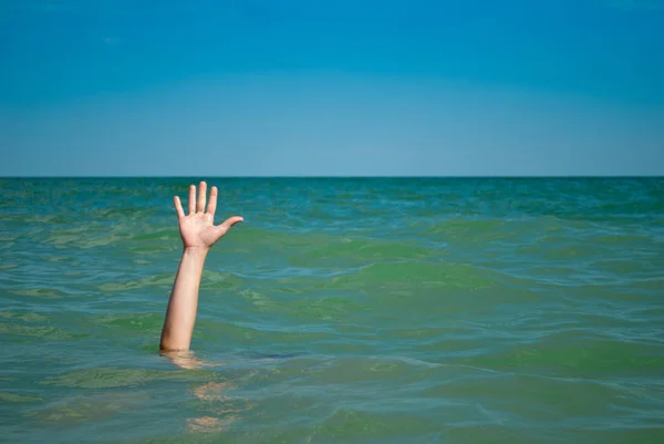 Bir adamın elini yardım isteyen suda boğulur, deniz ve gökyüzü bulutlar yaz, Güneş, hafta sonu arka planı değil yüzmek, kurtarma, dalga köpüğü tatil