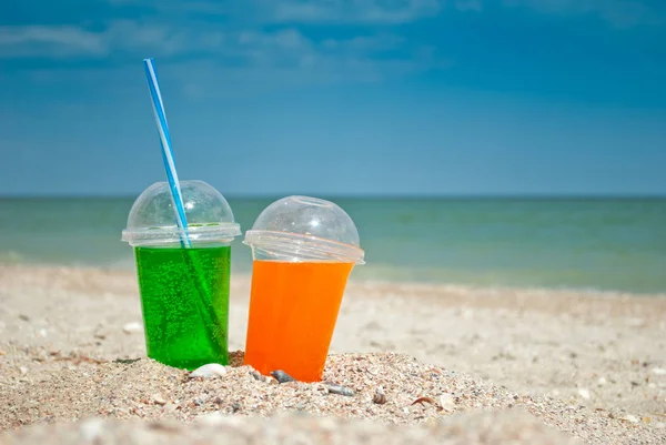 Due Cocktail Bevono Sabbia Primo Piano Sullo Sfondo Del Mare — Foto Stock