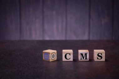 Mektup kısaltma cms ahşap küplerin, karanlık bir arka plan ışık ahşap küpleri işaretler, semboller işaretler, iş ofis, site içeriği