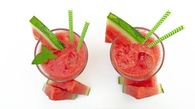 Beyaz arka planda karpuz ve naneli kokteyl.