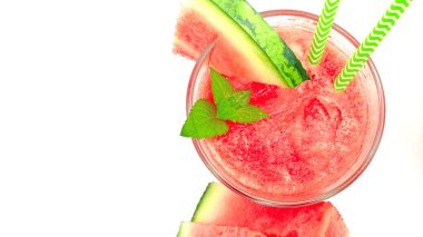 Beyaz arka planda karpuz ve naneli kokteyl.