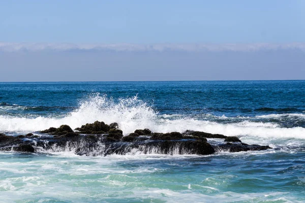 Océano Pacífico Con Olas Cayendo Sobre Las Rocas Data Point Imagen De Stock