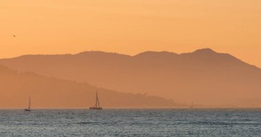 San Francisco Körfezi üzerinde alacakaranlık gökyüzü fotoğrafı 