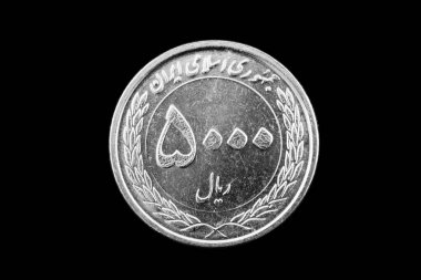 İran Riyali 5000 sikke ters tarafında siyah yakın çekim