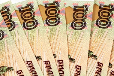 Rus yüz Rublesi banka notları yayılmasını görüntüsünü yakından