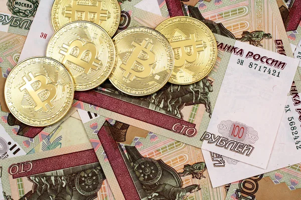 Eine Nahaufnahme Der Russischen Währung Mit Gold Bitcoins — Stockfoto