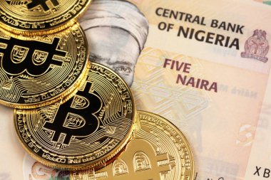 Görüntü Nijeryalı 5 Naira banka notlar altın bitcoins ile yakından