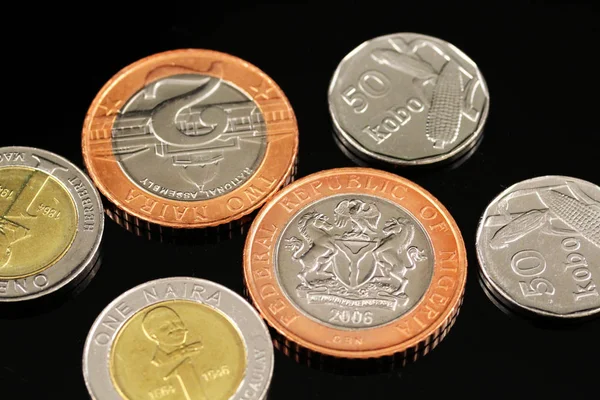 Una Foto Cerca Varias Monedas Nigerianas Sobre Fondo Negro Reflectante — Foto de Stock